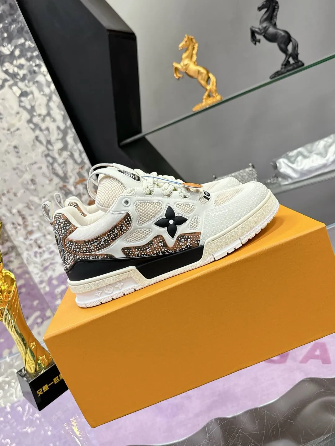 Men's shoes 💰900❤️❤️❤️ 𝙇𝙑 Bread shoes have added new colors 💓 Craftsmanship series 𝟐𝟎𝟐5/𝐒𝐒 𝐧𝐞𝐰 Louis Vuitton catwalk skate shoes are popular, LOUIS VUITTON Trainer is undoubtedly one of the most successful Sneakers launched by luxury brands, but the pace of exploration will not stop. LOUISVUITTON will also bring a new series of skateboard shoes in the spring of 2025. The new series in the picture returns to the 90s Chunky Skate Shoes look and feel. The uppers are made of leather and mesh. The fat silhouette and thick shoelaces are very eye-catching. It is expected to have quite a few colors like the Trainer. Judging from the previous DIOR show skate shoes, this chunky style may be even stronger next year. 💎 Size: Female 35-40 Male 39-46